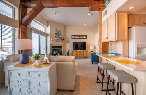 Charlevoix Condominio | Lake Charlevoix/King/Queen/2 Bed/2 Bath Condo/Town/Beach/Pool