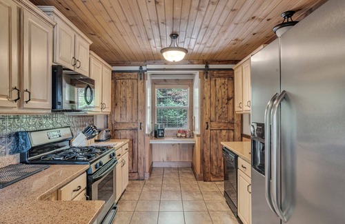 Hiawassee Casa | LAKE CHATUGE, Your own private resort, 9 Bdrm, Pickleball, Pool, Boat Rental