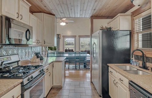 Hiawassee Casa | LAKE CHATUGE, Your own private resort, 9 Bdrm, Pickleball, Pool, Boat Rental