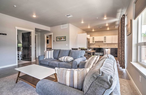 Manson Condominio | ¡NUEVO! Condominio en el lago Chelan con piscina infinita.
