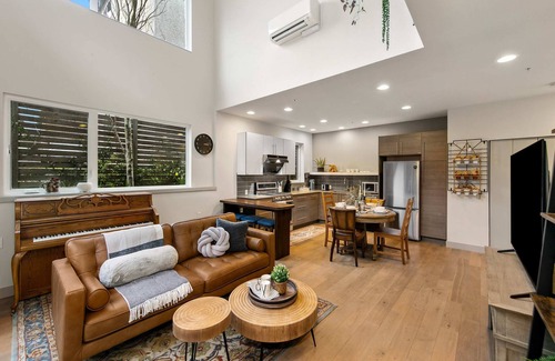 Fremont Casa | Lake & City View Modern Retreat w AC