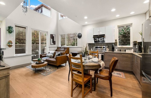 Fremont Casa | Lake & City View Modern Retreat w AC
