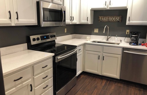 Bronston Condominio | Lake Condo by Pool & Courts - Perfect for Relaxation & Play!