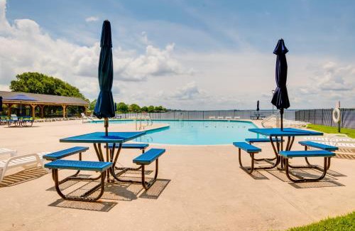 Seven Coves Apartamento | Lake Conroe Condo Balcony, Views and Pool Access!