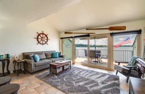 Seven Coves Apartamento | Lake Conroe Condo Balcony, Views and Pool Access!
