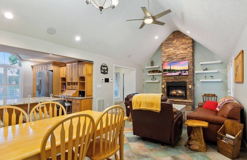 Burnside Casa | LAKE CUMBERLAND KY Lakefront Home