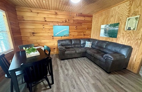 Russell Springs Cabina | Lake Cumberland Marina-Cabin 103
