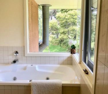Daylesford Villa | Lake Daylesford Villa2 Lake frontage pet friendly