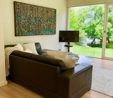 Daylesford Villa | Lake Daylesford Villa2 Lake frontage pet friendly