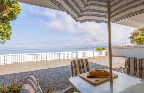Waitahanui Casa | Lake Edge Cottage - Waitahanui Holiday Home
