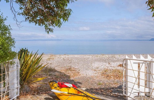 Waitahanui Casa | Lake Edge Cottage - Waitahanui Holiday Home