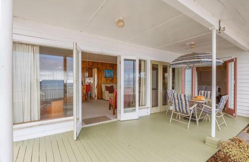 Waitahanui Casa | Lake Edge Cottage - Waitahanui Holiday Home