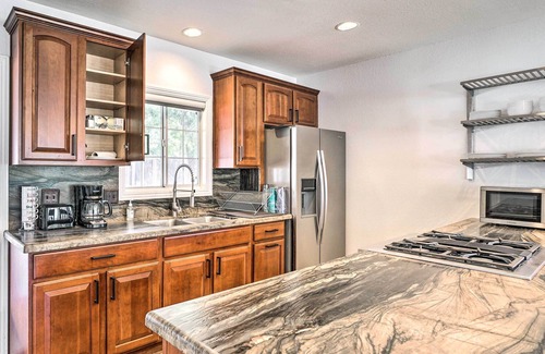 Lake Elsinore Cabaña | Lake Elsinore Escape: Walk to Beach & Main St!