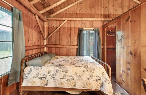 Whitehall Cabina | Lake Erie Log Cabin #2