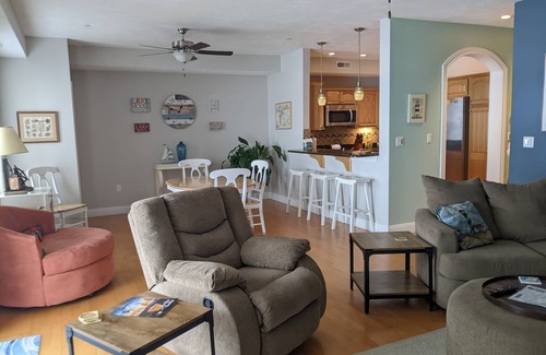 Geneva-on-the-Lake Condominio | LAKE ERIE-SISTIBLE CONDO DIRECT WALK OUT to BEAUTIFUL LAKE ERIE