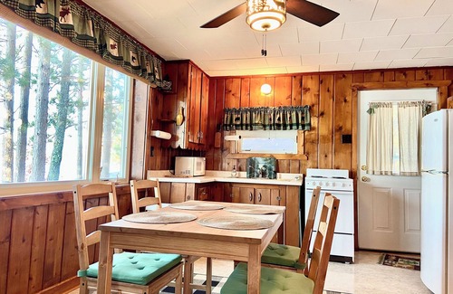 St Germain Cabina | Lake Escape Cottage on Pickerel Lake Can Sleep 6