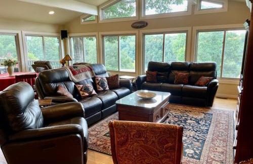 Huddleston Casa | Lake Escape To An Elegant 4 Br Home