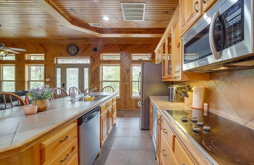 Hoyt Cabina | Lake Eufaula Cabin w/ Hot Tub & Large Deck
