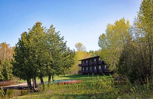 Copper Harbor Condominio | Lake Fanny Hooe Resort-2 Bed With Balcony #12 1 Bedroom Hotel Room by RedAwning