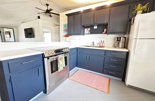 Highland Casa | Lake Francis Lily Pad – Entire Lakefront Home w/ Hot Tub