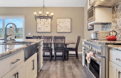 Oak Shores Casa | Lake Front at the Dragon w/ Dock