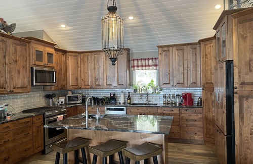East Kootenay Casa | Lake Front Cabin-Invermere-4 Bedroom, Ice Fishing Shack, Hot Tub, Private