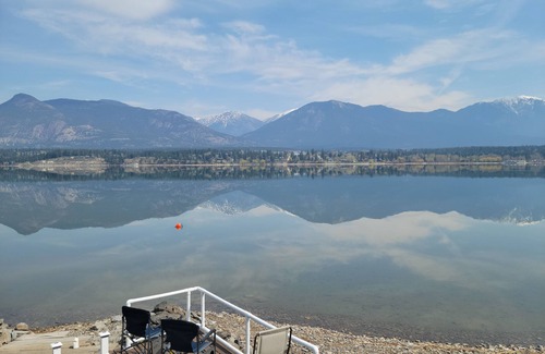 East Kootenay Casa | Lake Front Cabin-Invermere-4 Bedroom, Ice Fishing Shack, Hot Tub, Private