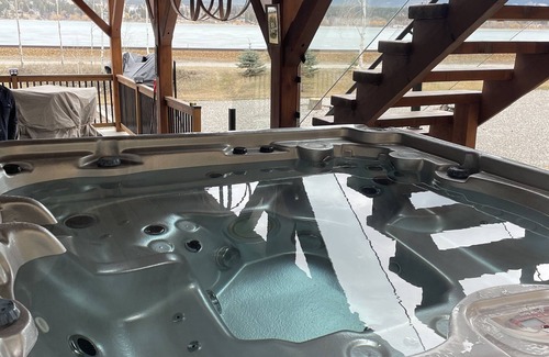 East Kootenay Casa | Lake Front Cabin-Invermere-4 Bedroom, Ice Fishing Shack, Hot Tub, Private