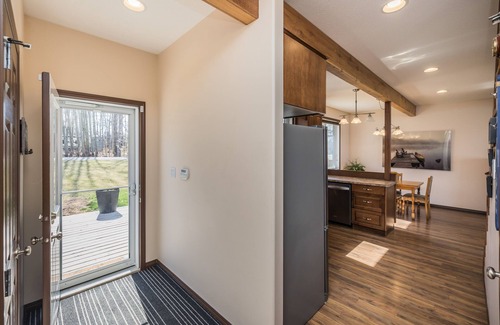 Westerose Cabina | Lake front cabin w/hot tub & firepit, close to The Village at Pigeon Lake.