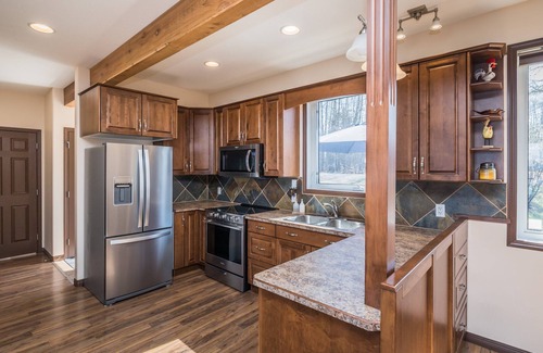 Westerose Cabina | Lake front cabin w/hot tub & firepit, close to The Village at Pigeon Lake.