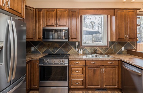 Westerose Cabina | Lake front cabin w/hot tub & firepit, close to The Village at Pigeon Lake.