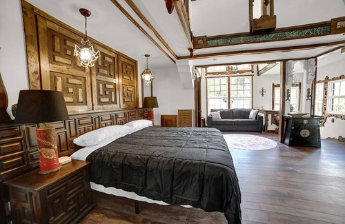Alpine Bay Otro | Lake Front Castle with Mini Golf/ Pickleball/ Arcade/ Sleeps 18