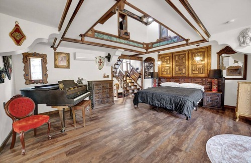 Alpine Bay Otro | Lake Front Castle with Mini Golf/ Pickleball/ Arcade/ Sleeps 18