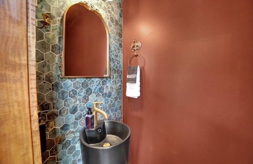Alpine Bay Otro | Lake Front Castle with Mini Golf/ Pickleball/ Arcade/ Sleeps 18