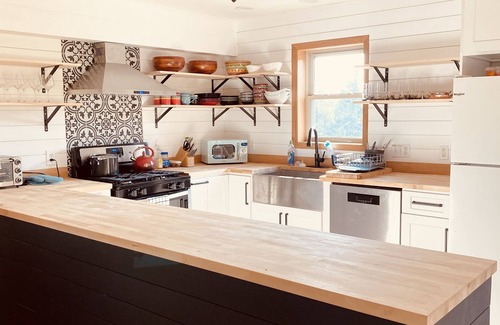 Athens Casa | Lake Front Chalet in Catskill close to Skii Slopes