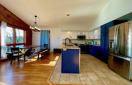 Athens Chalet De Esquí | Lake front Chalet in Catskill, close to ski slopes with Sauna-Game room.