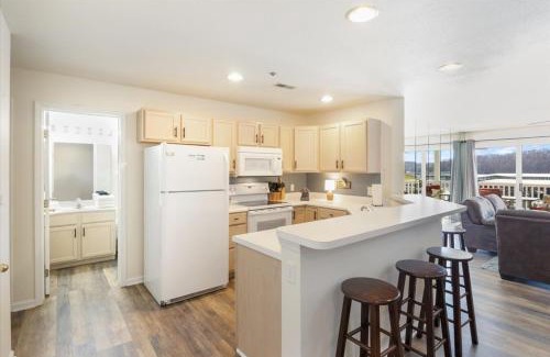 Osage Beach Casa | Lake Front Condo with a Balcony!