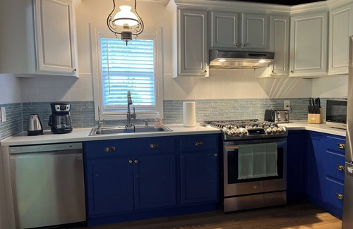 East Naples Cabaña | Lake front cottage less than 1mile from Fifth Ave S. The heart of old Naples.