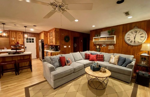 Rockwood Cabaña | Lake Front Cottage w/dock-Sleeps 10-1story-Relax-Dog Friendly
