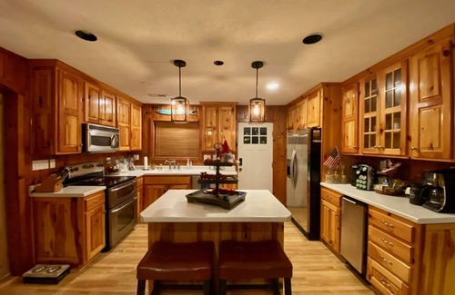 Rockwood Cabaña | Lake Front Cottage w/dock-Sleeps 10-1story-Relax-Dog Friendly