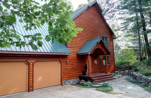 Elmira Casa | Lake front Custom Log home .Kayaks Loons Bald eagles fox & turkeys included.