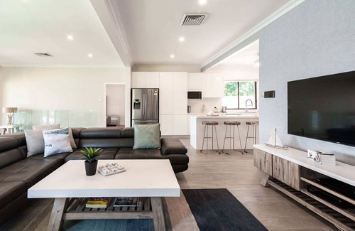 Arcadia Vale Casa | Lake Front Home - 4 Bedrooms - Pool & Jetty
