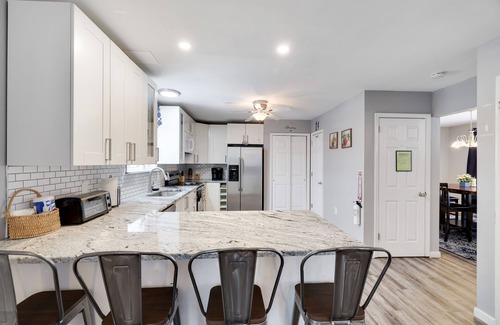 Bushkill Casa | LAKE FRONT HOME in SAW CREEK, BUSHKILL
