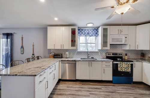 Bushkill Casa | LAKE FRONT HOME in SAW CREEK, BUSHKILL