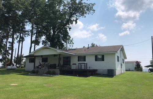 Negreet Casa | Lake front home in secluded neighborhood mins away f/ boat launch and amenities.