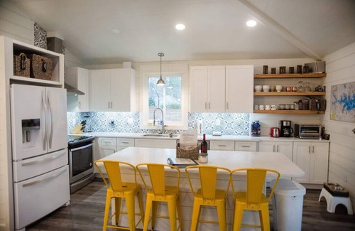 Chapin Casa | The Boujee Shack: casa renovada a medida frente al lago, nuevo muelle y flotador