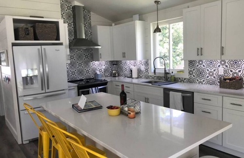 Chapin Casa | The Boujee Shack: casa renovada a medida frente al lago, nuevo muelle y flotador