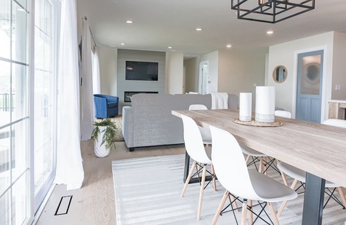 Lowell Casa | Lake Front Home with open floor plan and amazing back yard accommodates 2 night+
