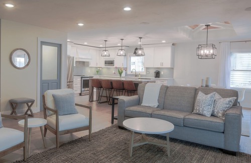 Lowell Casa | Lake Front Home with open floor plan and amazing back yard accommodates 2 night+