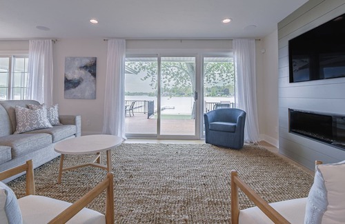 Lowell Casa | Lake Front Home with open floor plan and amazing back yard accommodates 2 night+